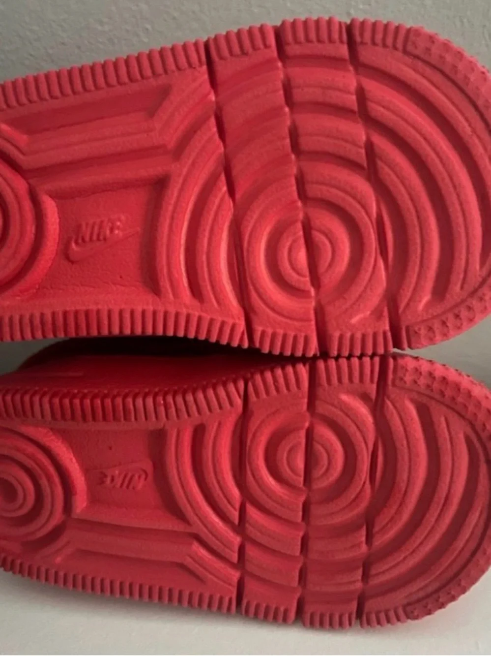 Nike Kids Red Low-Top Sneakers with Subtle Pattern